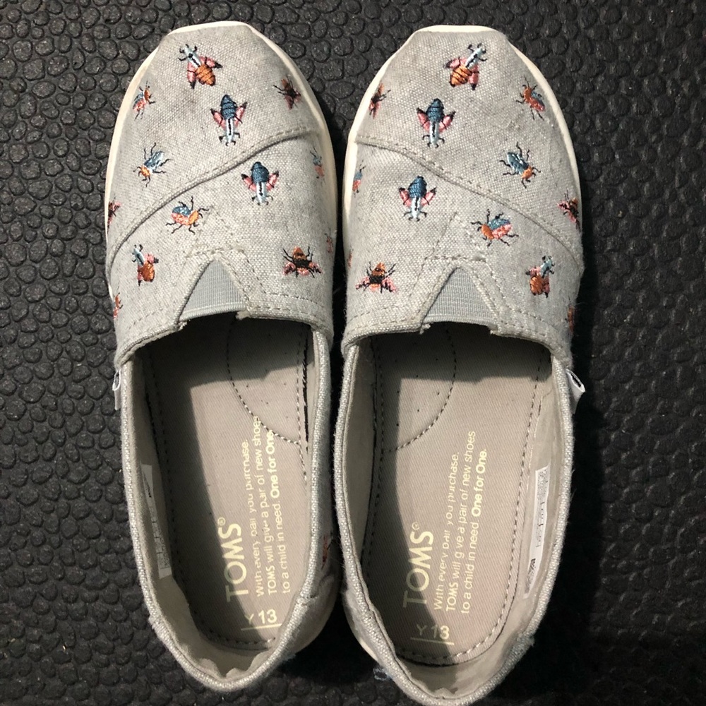 TOMS “bugs” slip on sneakers
